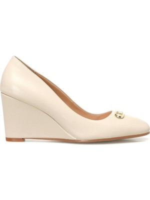 Nine West Cannes Kadın Ayakkabı Bej Renk Suni Deri Dolgu Topuk ile Şık ve Rahat