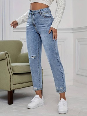 Pazarella Kadın Açık Mavi Yırtık Detaylı Mom Fit Jean / Kot Pantolon