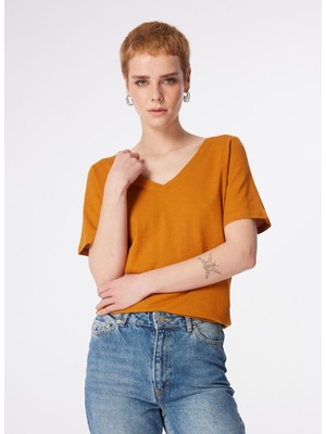 Benetton V Yaka Taba Kadın T-Shirt 3BVXD400H