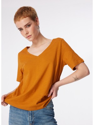 Benetton V Yaka Taba Kadın T-Shirt 3BVXD400H