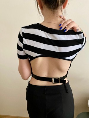 Karma Collection Siyah-Beyaz Çizgili Sırt Dekolteli Crop Bluz