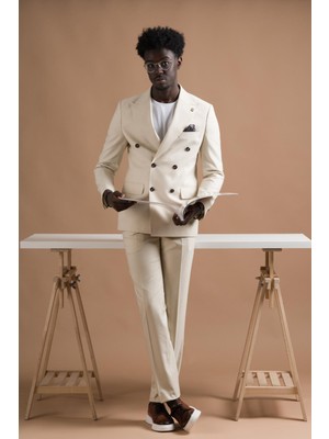 Carutte Slimfit Sivri Yaka Çift Pileli Dokulu Kumaş Kruvaze Takım Elbise