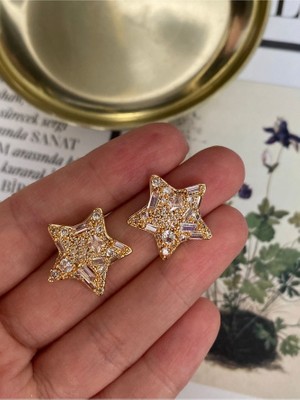 Pinery Jewels Vıp Seri - Zirkon Taşlı Yıldız Altın Kaplama Kadın Küpe Çifti