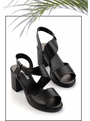 Bambi Siyah  Deri Kadın Klasik Topuklu Ayakkabı K05717007503