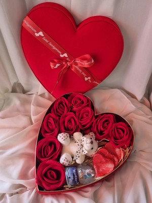 Destina Tasarım Kalp Model Hediye Kutusu Kırmızı Gül,çikolata ve Ayıcık Seti