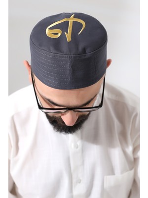 İhvan Gri Kapitone Elif Vav Nakışlı Kalıp Namaz Takkesi