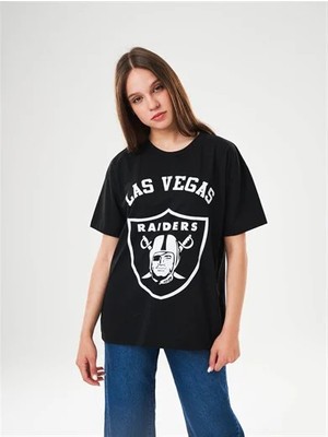 Ben Özgürüm Bis Yaka Ön Las Vegas Yazı Çift Kılıçlı Korsan Kafa Kadın T-Shirt