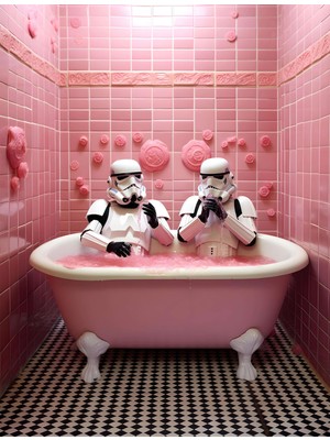 MarkaEv Pembe Küvetteki Stormtrooper Kanvas Tablo