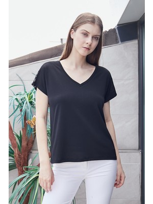 Jument Kadın Likralı Krep Kumaş Puanlı Tül Detaylı V Yaka Düşük Omuzlu Bluz -Siyah