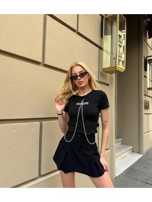 Hazelin Kadın Siyah Rockmore Baskılı Zincir Aksesuarlı Crop T-Şihrt Hzl24S-Dsb120281