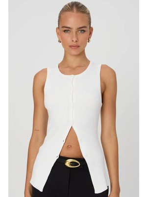 Madmext Beyaz Sıfır Kol Düğmeli Örgü T-Shirt Mg2102