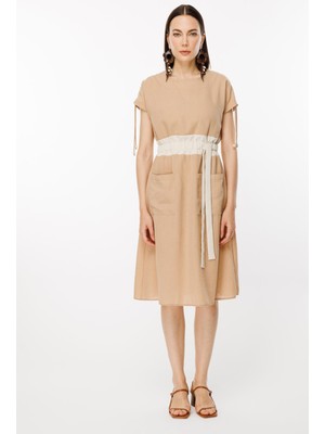 Accort Omuzları ve Beli Ayarlanabilir Ip Detaylı Keten Elbise - Camel