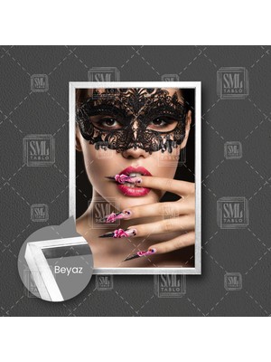 Kırmızı Rujlu Maskeli Gizemli Kadın Makyaj Çerçeveli Dikey Kanvas Tablo