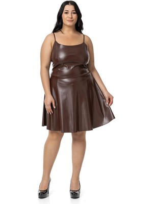 Disentis Modest Büyük Beden Ayarlanabilir Ince Askılı Sırtı Lastikli Deri Mini Kahverengi Elbise