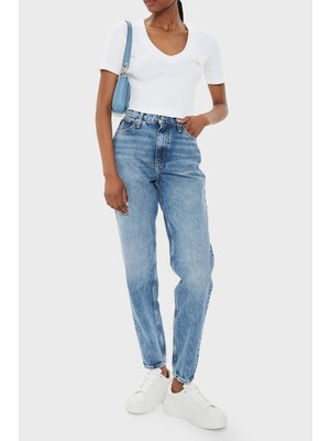 Calvin Klein Sert Pamuklu Yüksek Bel Mom Jeans J20J2236551A4 Kadın Kot Pantolon J20J223655 1A4