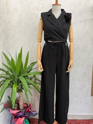 Cof Butik Gül Detaylı Crop Pantolonlu Takım Siyah