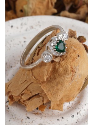 Beyisa Mini Setler Serisi Zirkon Yeşim Taşlı Kalp Gümüş Kadın Yüzük