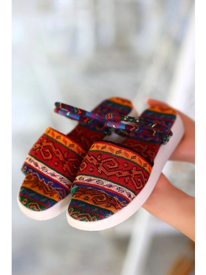 Maysolasta Yoni Kilim Desenli Sandalet