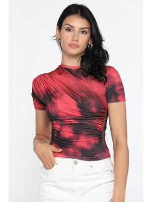 Julude Kırmızı Omuz ve Bel Drapeli Kadın Desenli Likralı Bluz P-00011663