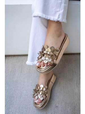 Laminta Manje Gold Püskül Detaylı 4cm Özel Kalın Tabanlı Kadın Terlik