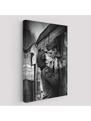 Acoula    Ayrılık Zamanı Sevgilisi ile Trende Öpüşen Asker Kanvas TABLO-5227