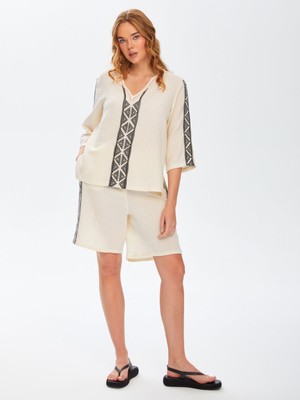 Faik Sönmez Resort Baskı ve Nakış Detaylı Kontrast Yakalı Müslin Bluz 68781