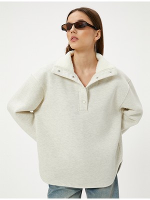 Koton Yakası Peluş Detaylı Oversize Sweatshirt Dik Yaka Çıt Çıt Düğmeli