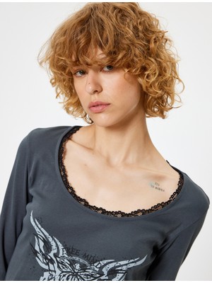 Koton Crop Tişört Uzun Kollu Baskılı U Yaka Dantel Detaylı Slim Fit