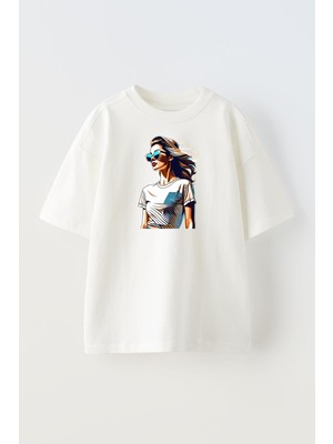 Nmg Tekstil Unisex Beyaz Oversize Pamuk Saçları Savrulan Gözlüklü Kız Baskılı Örme T-Shirt