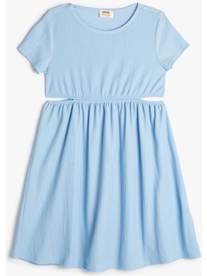 Koton Pencere Detaylı Kısa Kollu Yuvarlak Yaka Elbise Kız Çocuk İçin Şık Mavi Tasarım