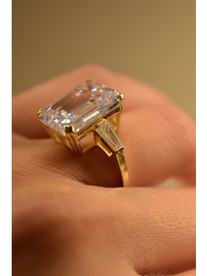 Yenigün Kuyumculuk 14 Ayar Altın Kadın Büyük Taşlı Camdaki Kız Yüzük