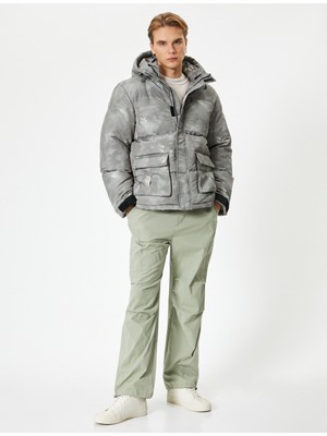 Koton Erkek Kapşonlu Şişme Mont Geri Dönüştürülmüş Malzeme ile Gri Soyut Baskılı Uzun Kol