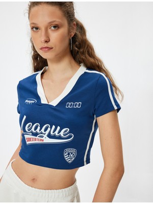 Koton Crop Tişört V Yaka Kolej Baskılı Biyeli Kısa Kollu Slim Fit