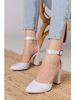 Shemard Lole Topuklu Beyaz Saten Detaylı Topuklu Ayakkabı
