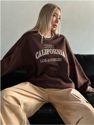 Trendseninle Kadın Kahverengi California Baskılı Bisiklet Yaka Bej Yaka Detay Oversize Sweatshirt