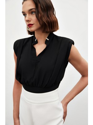 Sateen Yaka Aksesuarlı Kolsuz Bluz - Siyah