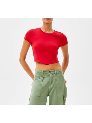 Wear And Wear Kadın Kırmızı Sırt Dekolteli Beli Taşlı Asimetrik Kesim Kısa Kollu Crop Bluz