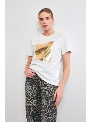 Ekru Altın Renk Parlak Baskı Detaylı Bisiklet Yaka Kısa Kollu T-Shirt