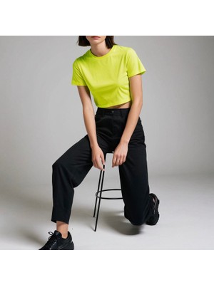 Neon Sarı Kadın Crop Şık Ve Rahat Crop Tshirt Koleksiyonu Renkli Yaz Cropları Ümodern Klasik Sokak Modası Sportif Crop Top Şehirli Kadın Cropları Trend Crop Tişört
