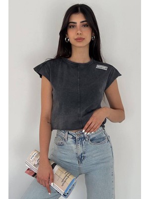 Kadın Antrasit Bisiklet Yaka Pantone Armalı Yıkama Crop Tişört