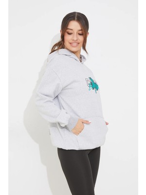 Go Veform Kadın Baskılı Kapüşonlu Cepli Sweatshirt Gri ZN5046