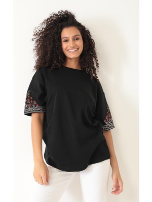 Amida Siyah Kolları Etnik Nakışlı Oversize Kısa Kollu Kadın T-Shirt- 2406