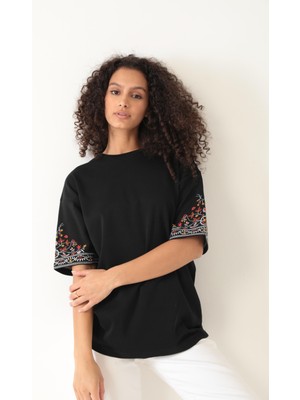 Amida Siyah Kolları Etnik Nakışlı Oversize Kısa Kollu Kadın T-Shirt- 2406