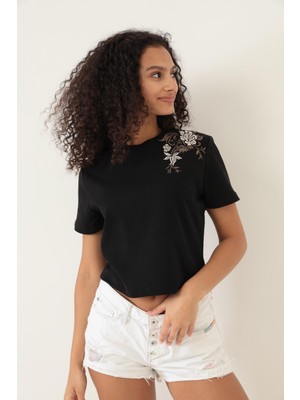 Amida Siyah Omuzu Gül Nakışlı Basic Crop T-Shirt- 2412