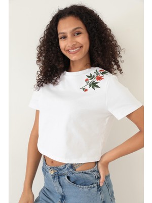 Amida Beyaz Omuzu Çınar Yaprağı Nakışlı Basic Crop T-Shirt- 2411