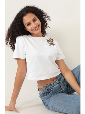 Amida Beyaz Omuzu Çınar Yaprağı Nakışlı Basic Crop T-Shirt- 2411