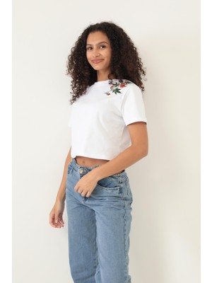 Amida Beyaz Omuzu Çınar Yaprağı Nakışlı Basic Crop T-Shirt- 2411