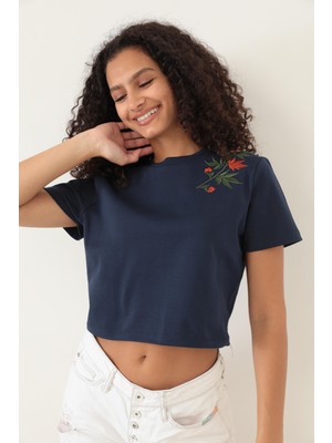 Amida Lacivert Omuzu Çınar Yaprağı Nakışlı Basic Crop T-Shirt- 2411