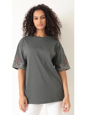 Amida Antrasit Kolları Etnik Nakışlı Oversize Kısa Kollu Kadın T-Shirt- 2406