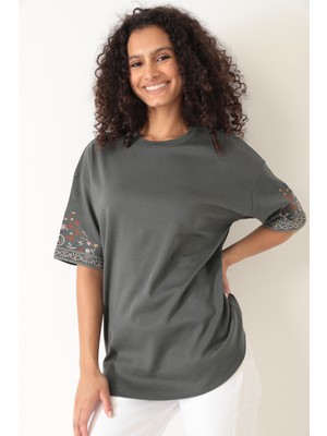 Amida Antrasit Kolları Etnik Nakışlı Oversize Kısa Kollu Kadın T-Shirt- 2406